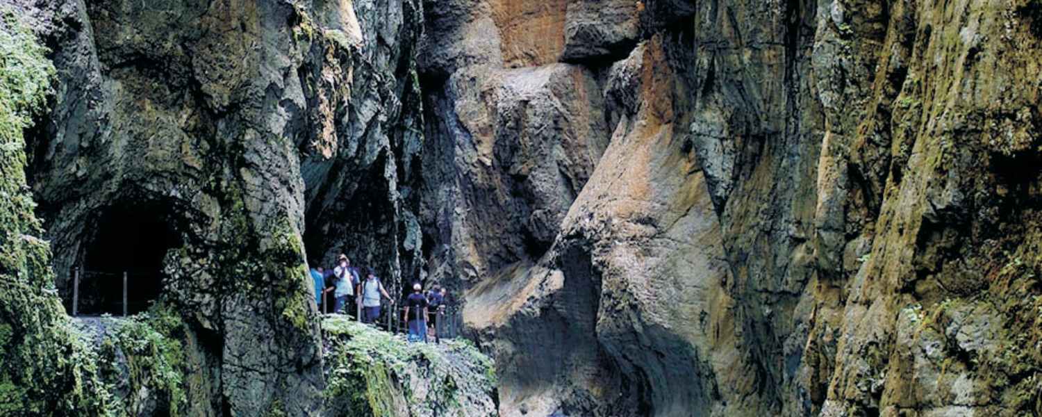 Eisiger Ausblick entlang der Partnachklamm in Garmisch-Partenkirchen, Bayern