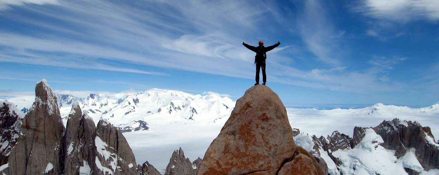 Erhaben am Gipfel des Silla im Fitz-Roy-Massiv, Patagonien.