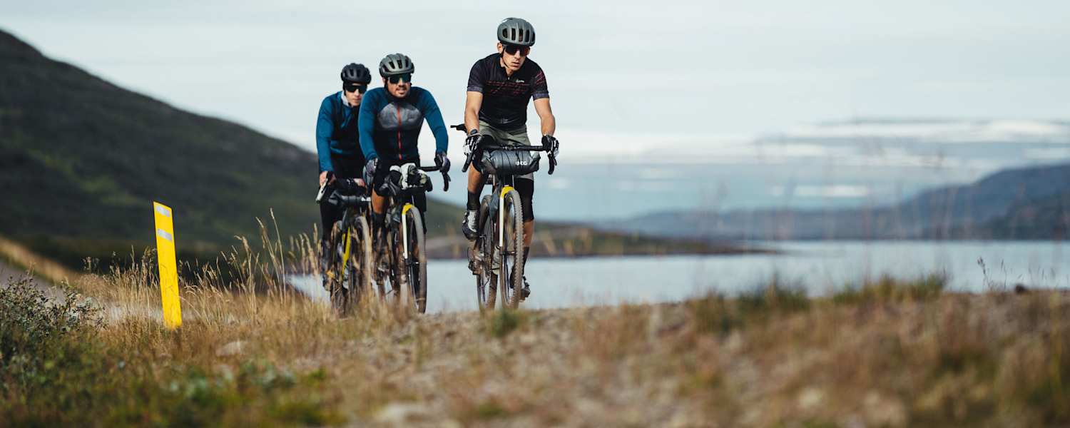 Tomaž, Oliver und Moritz (von vorn) auf ihren Gravelbikes in Heydlur in Island