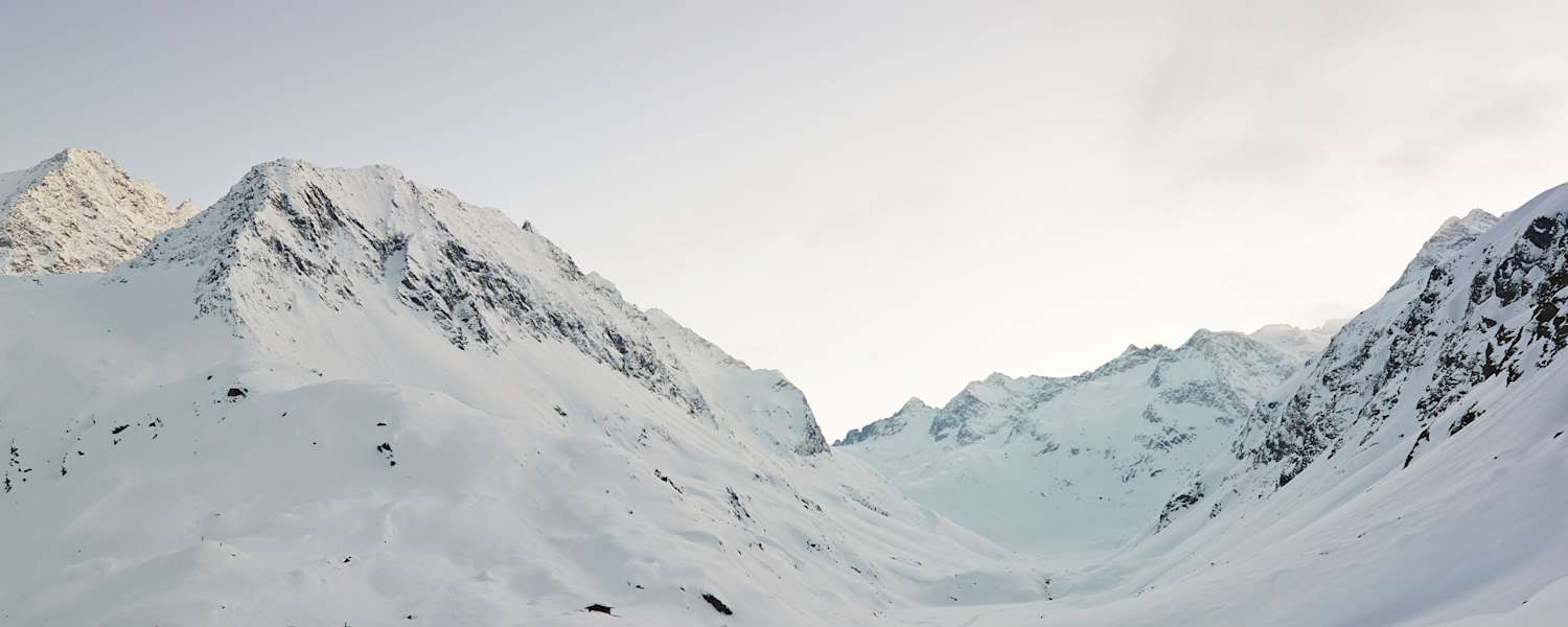 Die Sonne geht über der Franz-Senn-Hütte auf