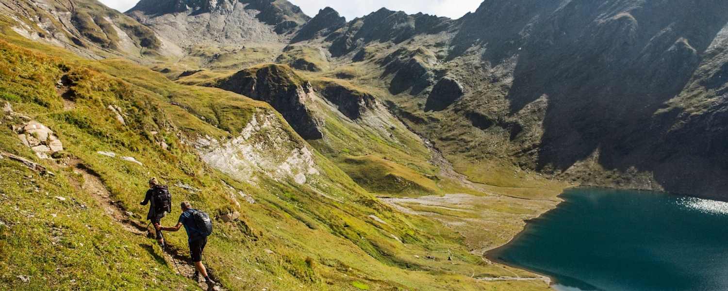 Zwei Wanderer am Weg überhalb des Wilden Sees.
