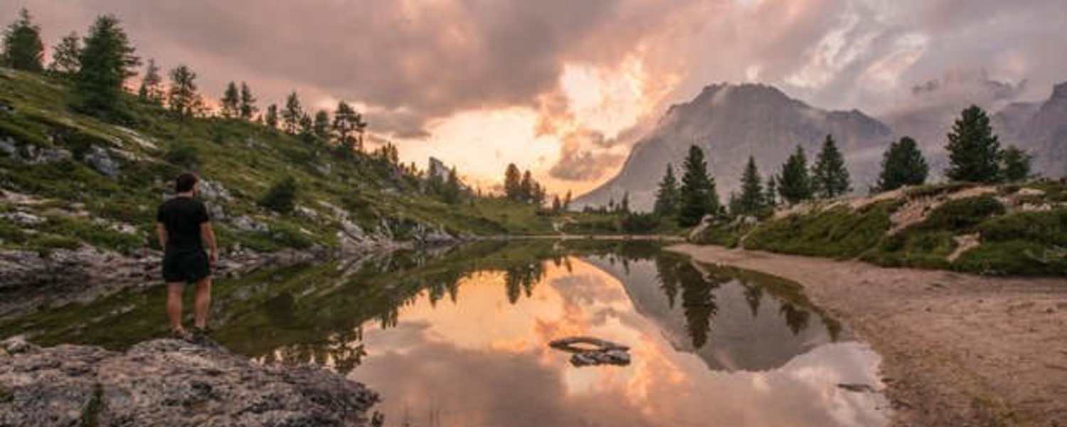 Wanderer am See bei Sonnenuntergang