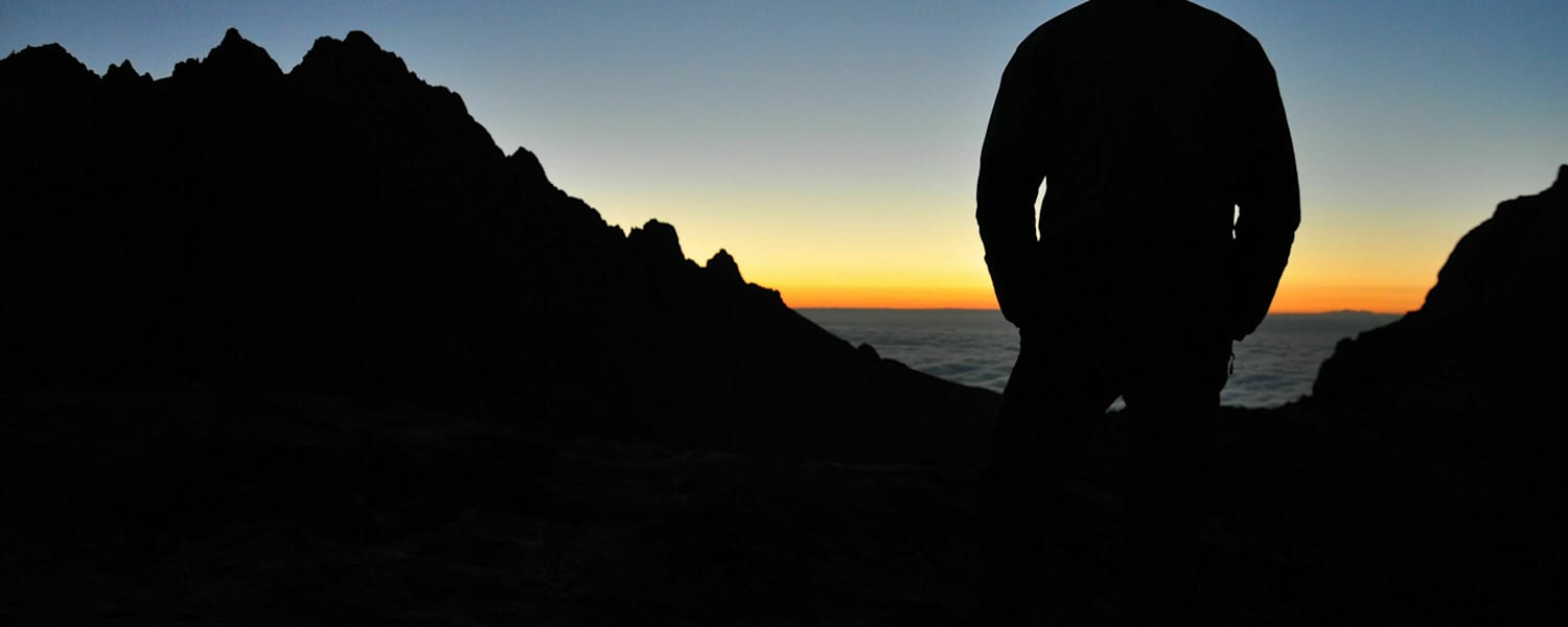 Bergsteiger bei Sonnenaufgang