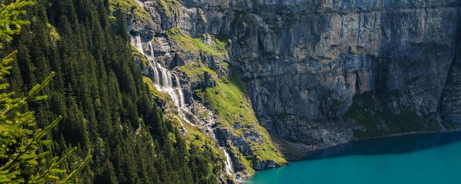 Wandern am Wasserfall: eine magische Kombination