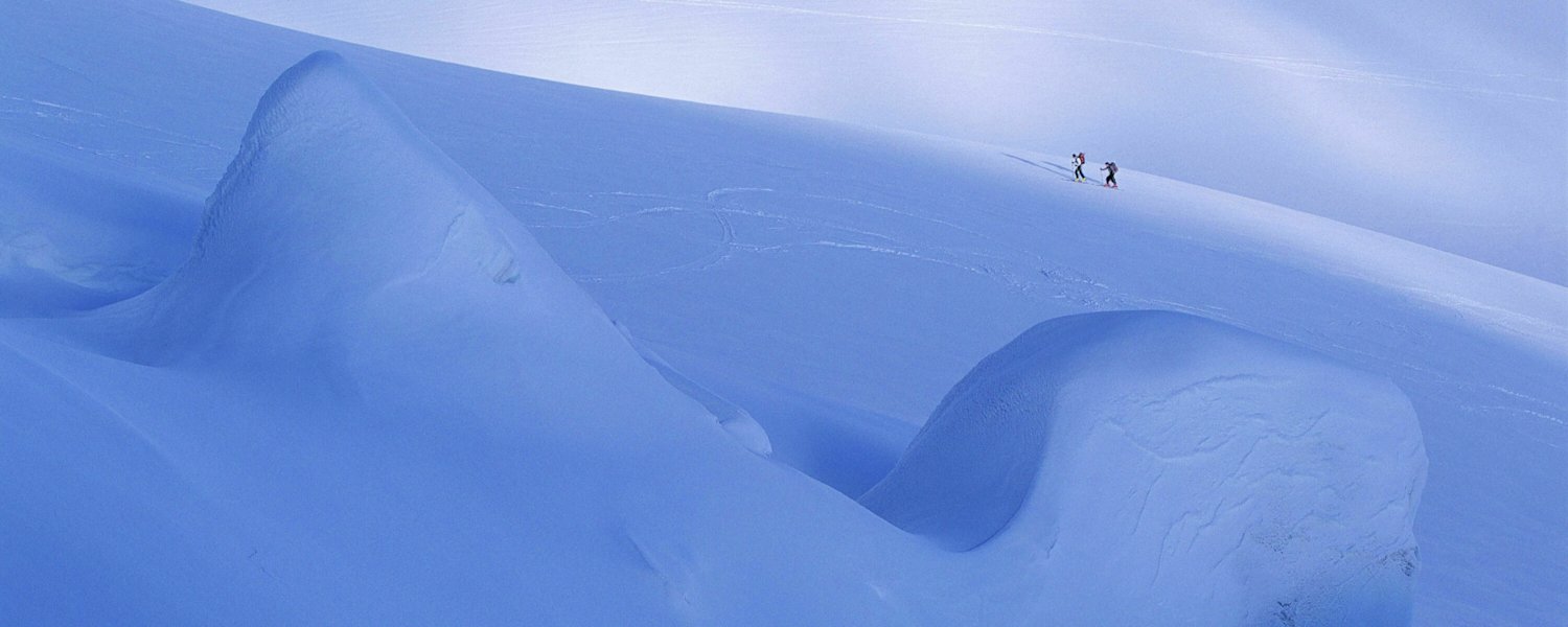 Skihochtour: Zwei Skitourengeher im vergletscherten Gebiet am Piz Palü in der Bernina-Gruppe