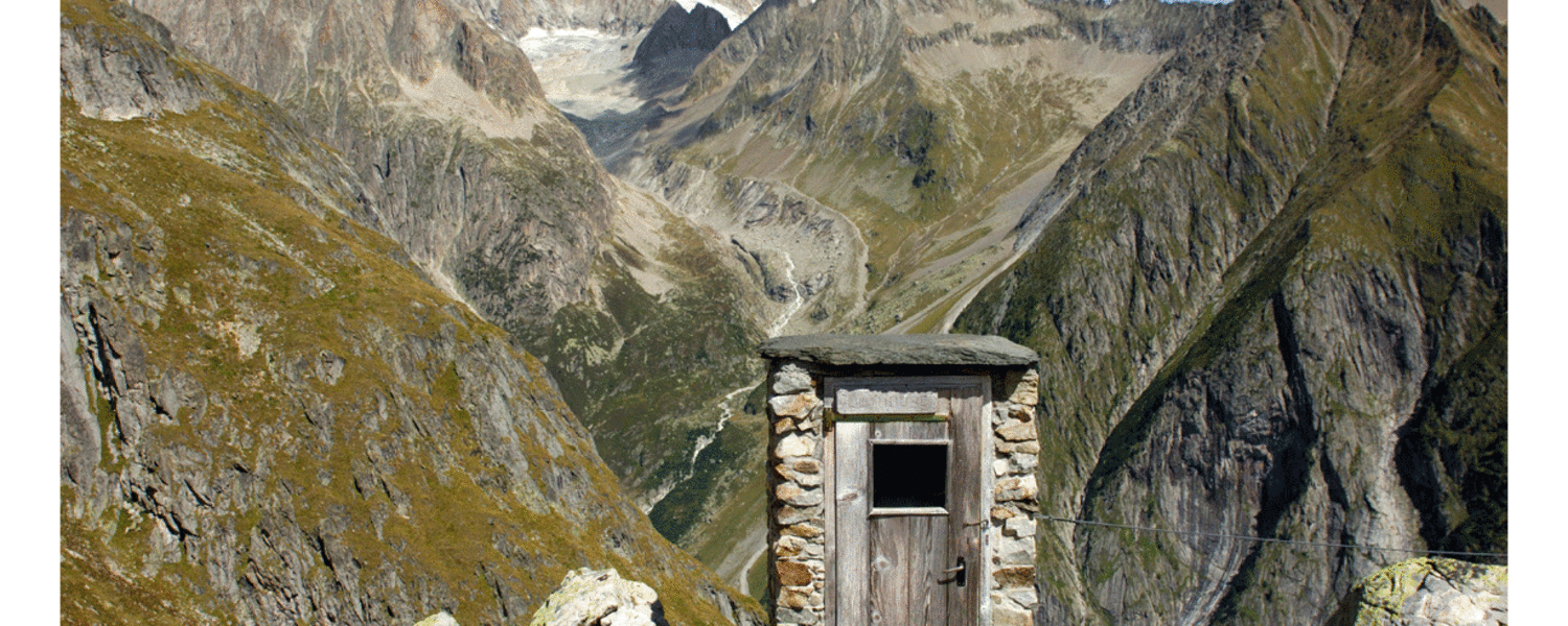 Plumpsklo bei der Wiwannihütte im Wallis in der Schweiz
