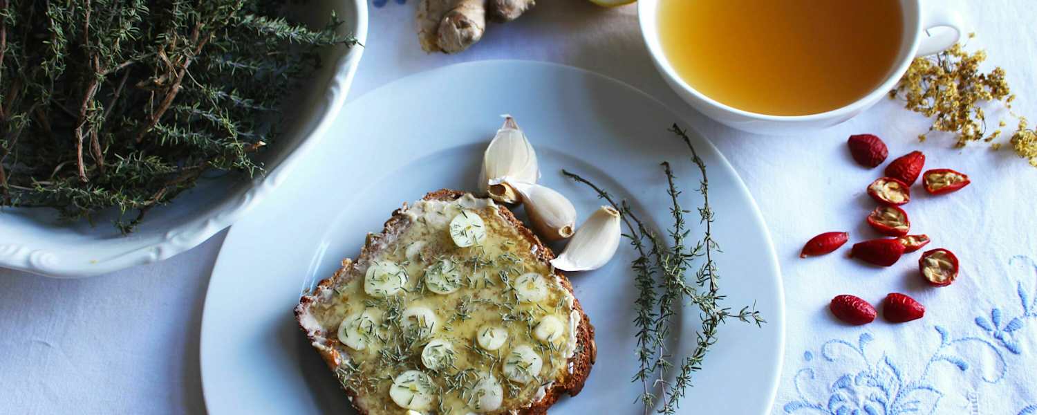 Power-Tee und Knoblauch-Thymian-Honig-Brot