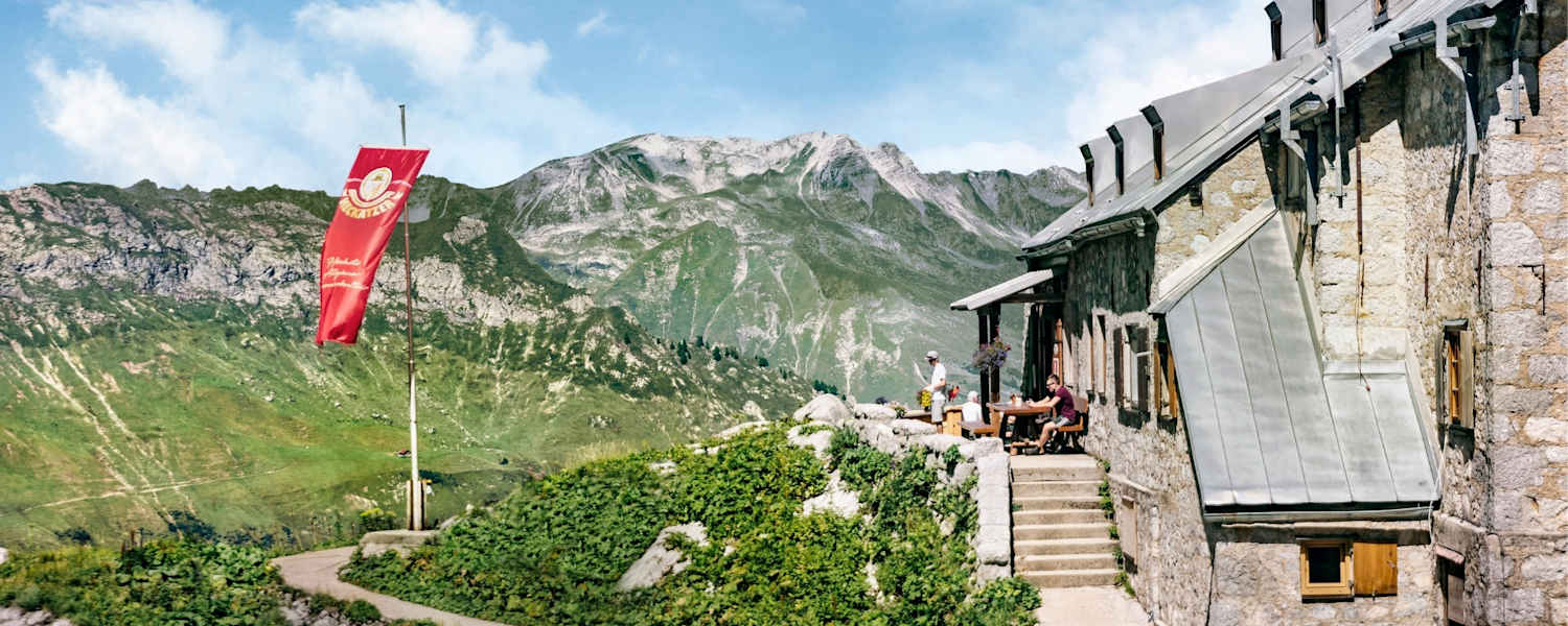 Das Prinz-Luitpold-Haus in der Berglandschaft.