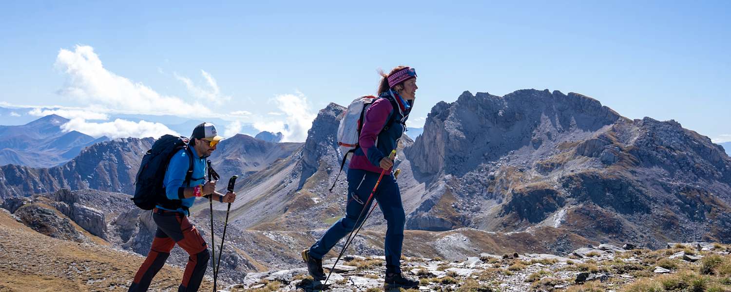 Tamara Lunger und Medoti Chilimanov im Aufstieg in Albanien, Bergkulisse und blauer Himmel