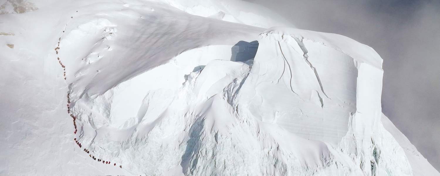 Der Gipfelbereich des K2 mit Bottleneck, Seracs und den aufsteigenden Bergsteigern