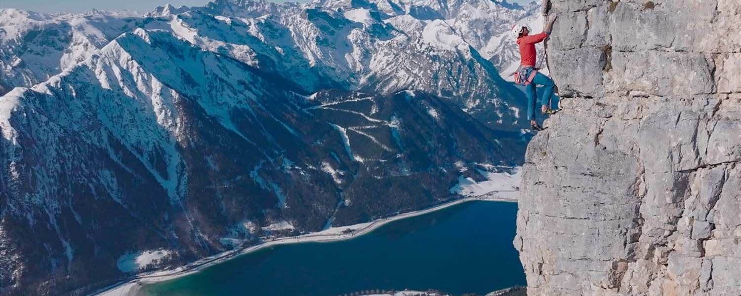 Kletterer am Achensee im Winter