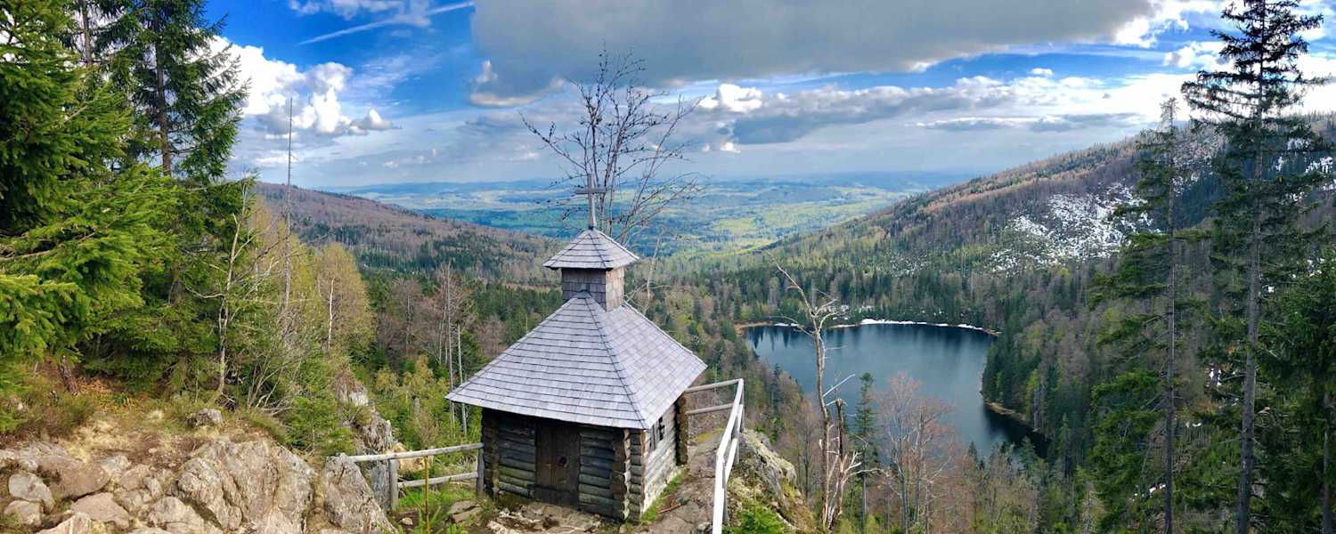 Blick von der Rachelkapelle auf den Rachelsee.