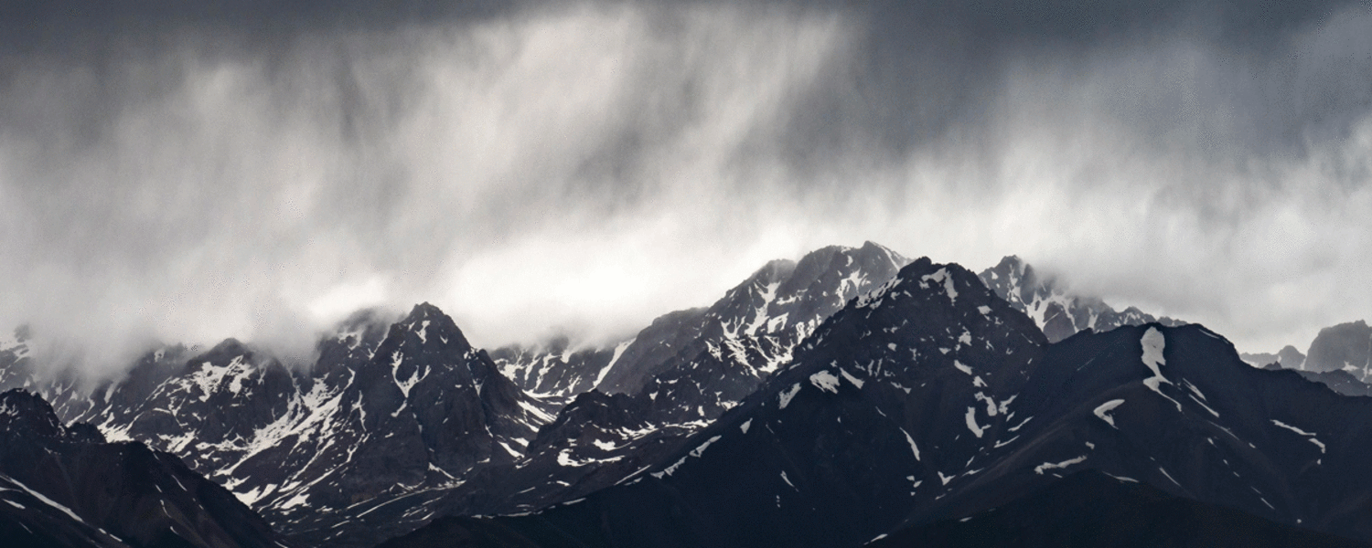 Regen in der Schneedecke führt zu einem Festigkeitsverlust und Anstieg der Lawinenaktivität