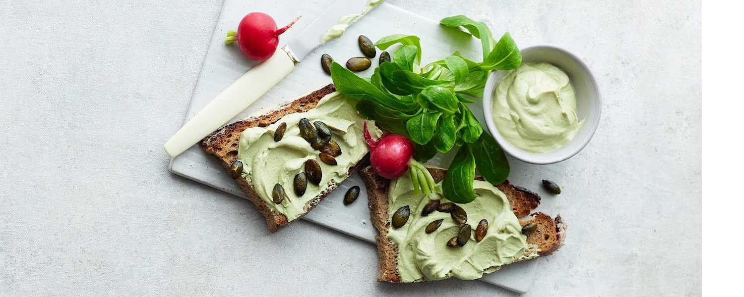 Kürbiskernaufstrich mit Radieschen auf Brot Rezept