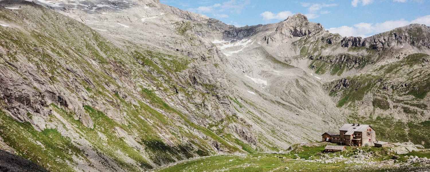 Die Hütte eingebettet in das Panorama der Reichenspitzgruppe