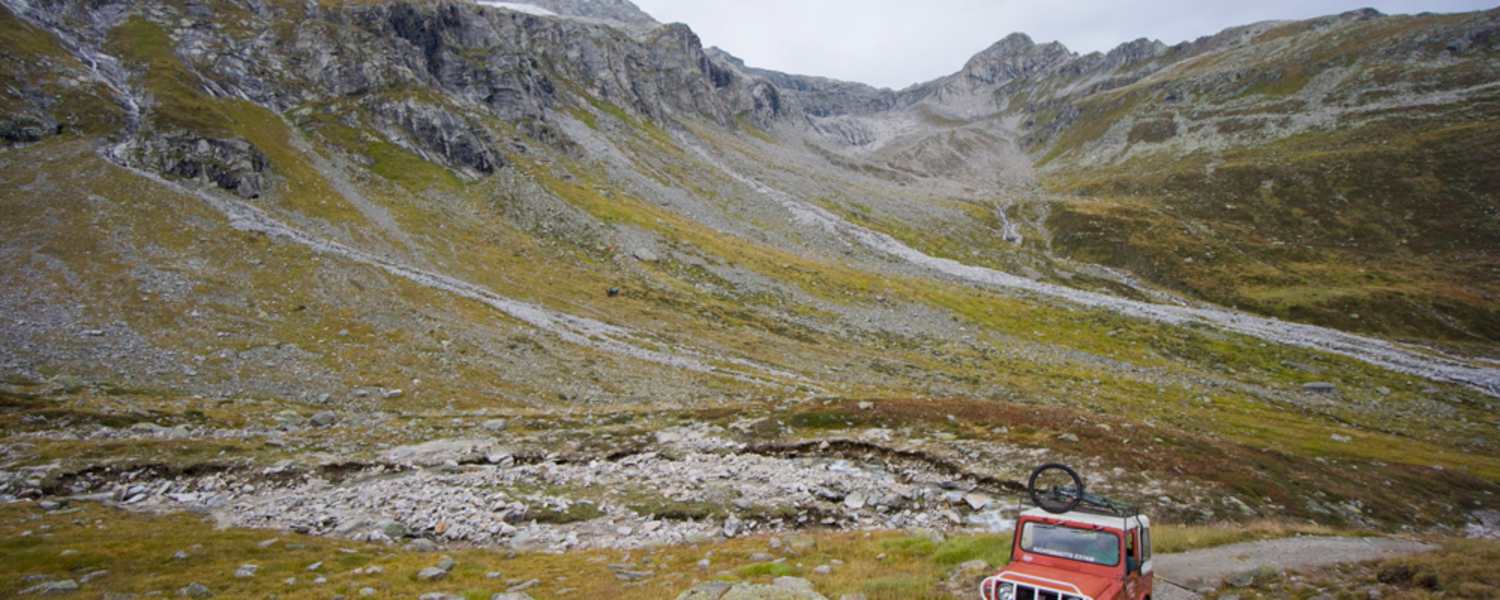Auto und Helikopter in den Zillertaler Alpen