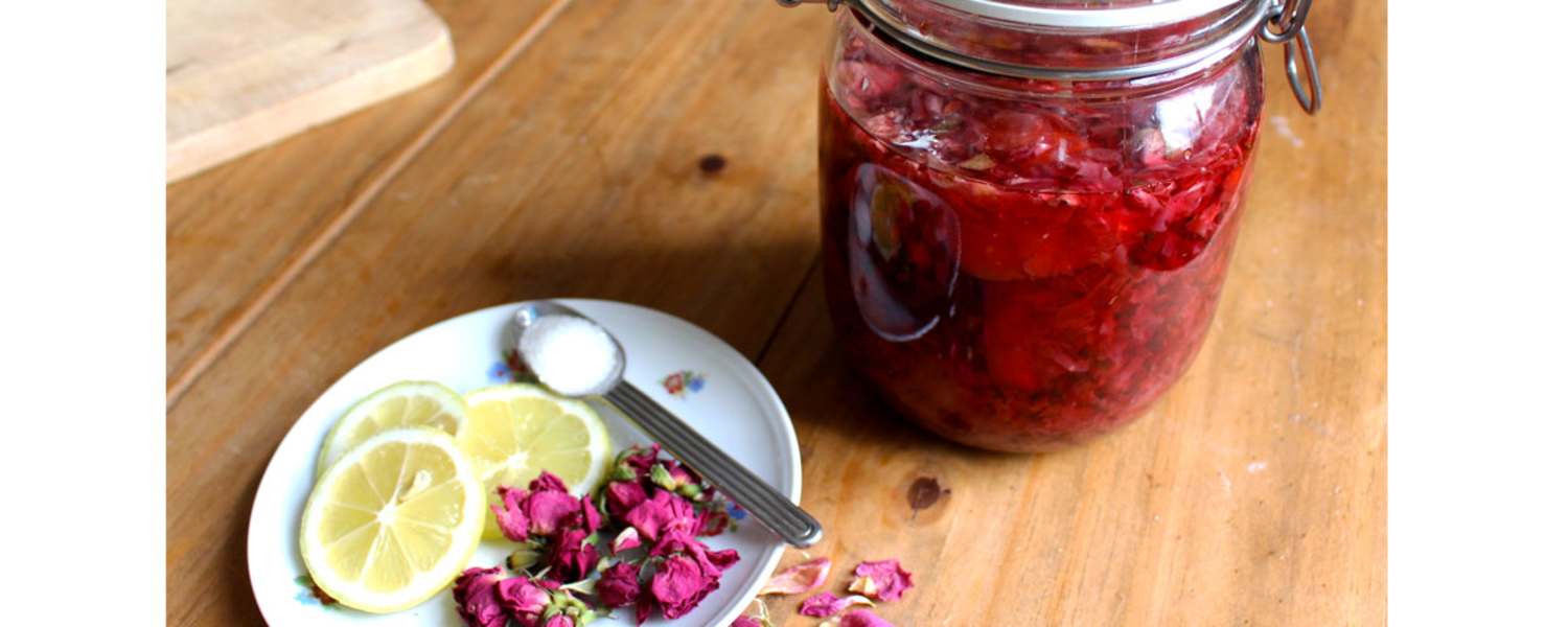 Selbstgemachter Rosensirup