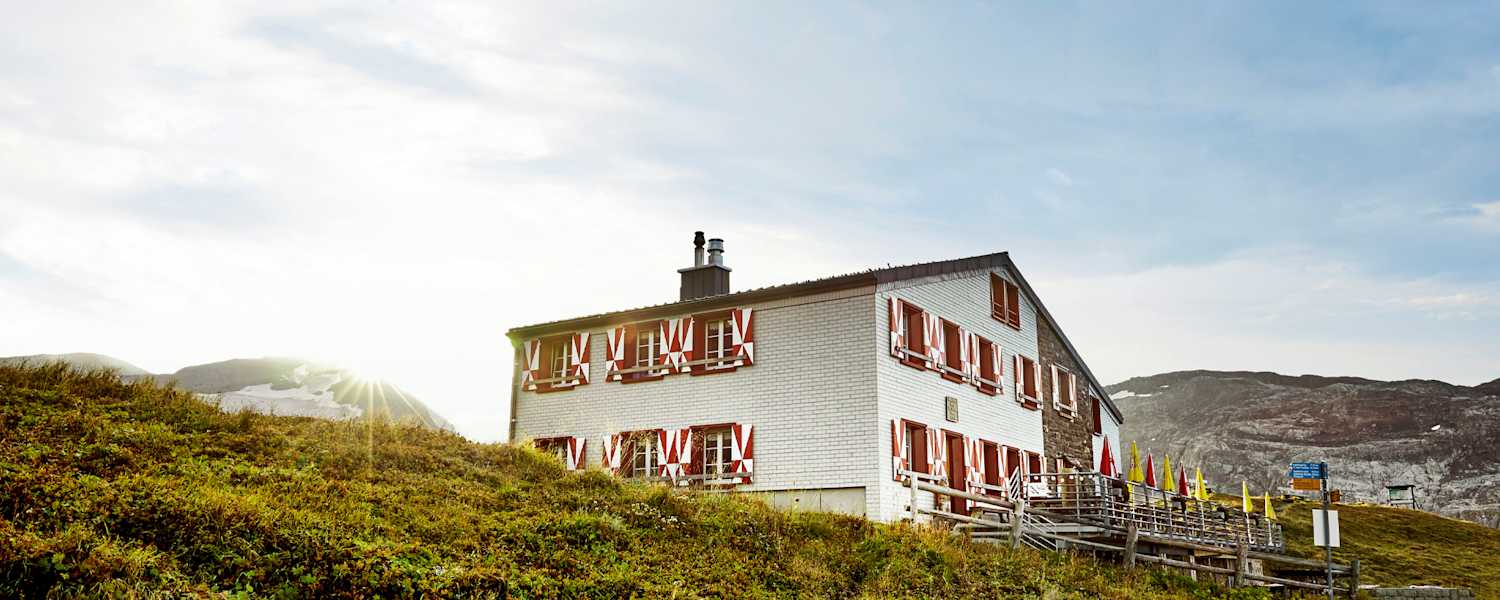Die Rugghubelhütte im Sonnenschein.