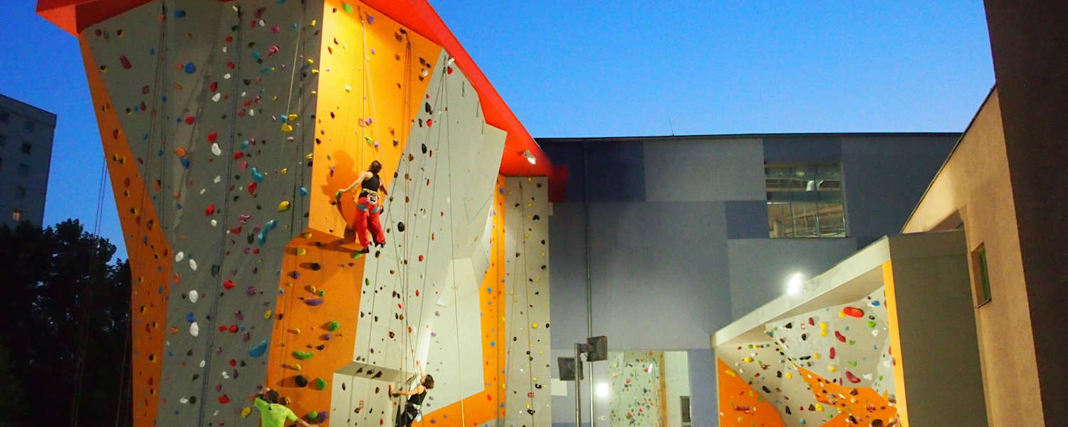 Auch abends kann im Outdoorbereich des City Adventure Center geklettert werden.