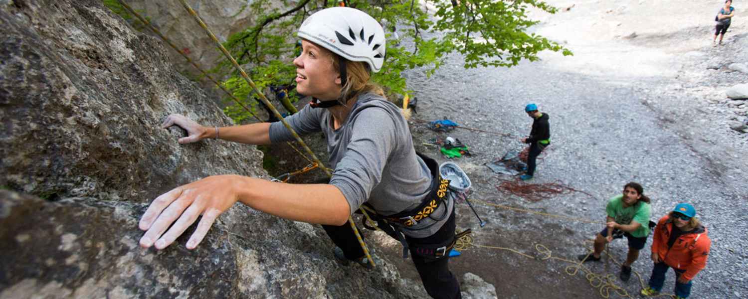 SAAC Kletter-Camps: Frau am Fels