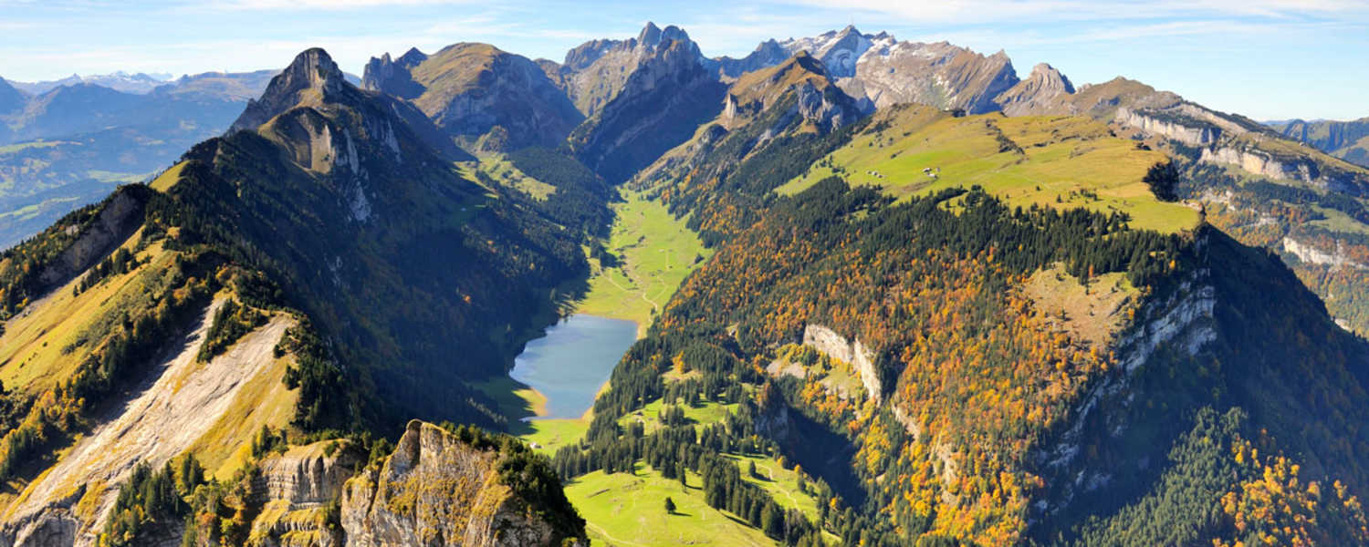 Blick vom Hohen Kasten über den Stauberenfirst (1.693 m), hinab zum Sämtisersee in Appenzell-Innerrhoden