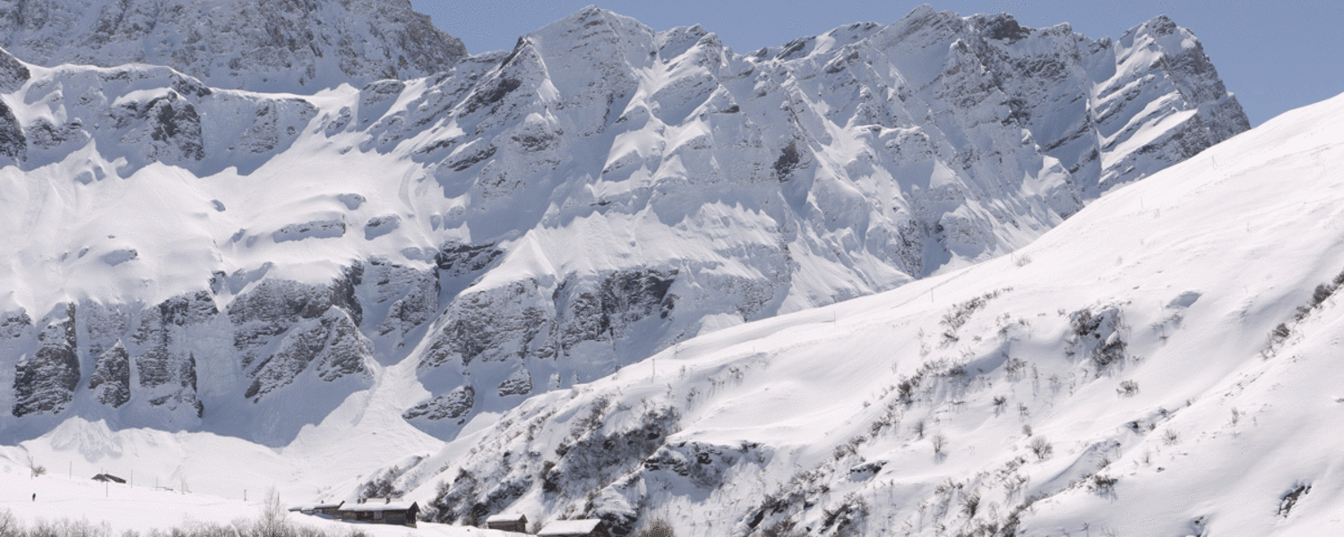 Die Berglandschaft des Safientals in Graubünden bietet zahlreiche Skitourengipfel der Extraklasse