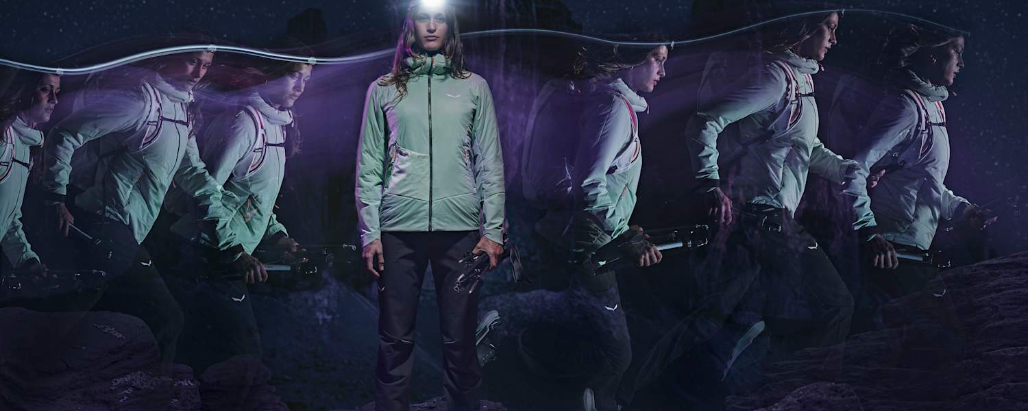 bild bei nacht, frau läuft mit salewa gewand im dunklen mit stirnlampe