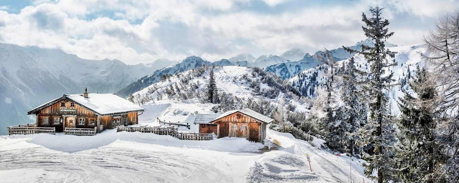 Die Hochwurzenhütte eingebettet in ein winterliches Panorama