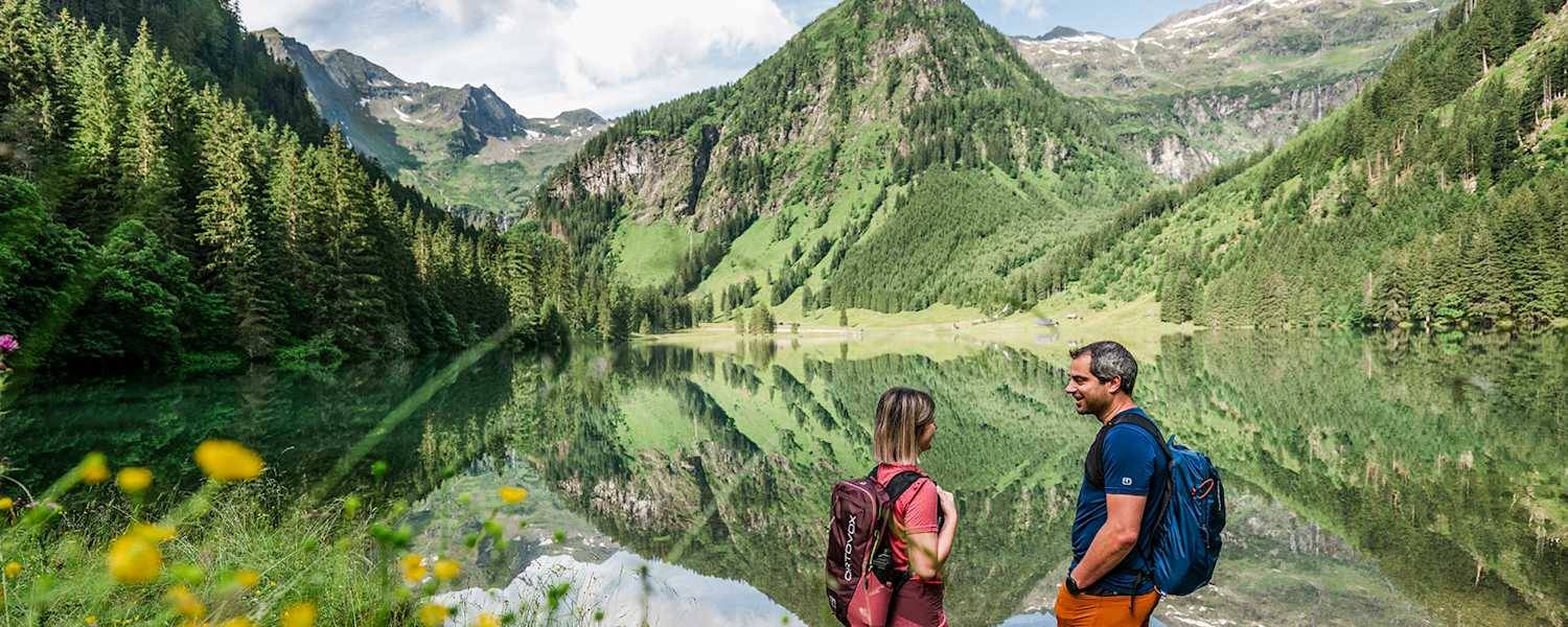 Inmitten der Schladminger Tauern begrüßt der Schwarzensee Naturliebhaber und Genießer.