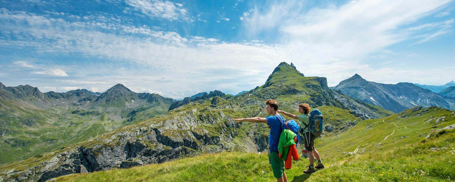 Zwei Wanderer am Schladminger Höhenweg in der Steiermark