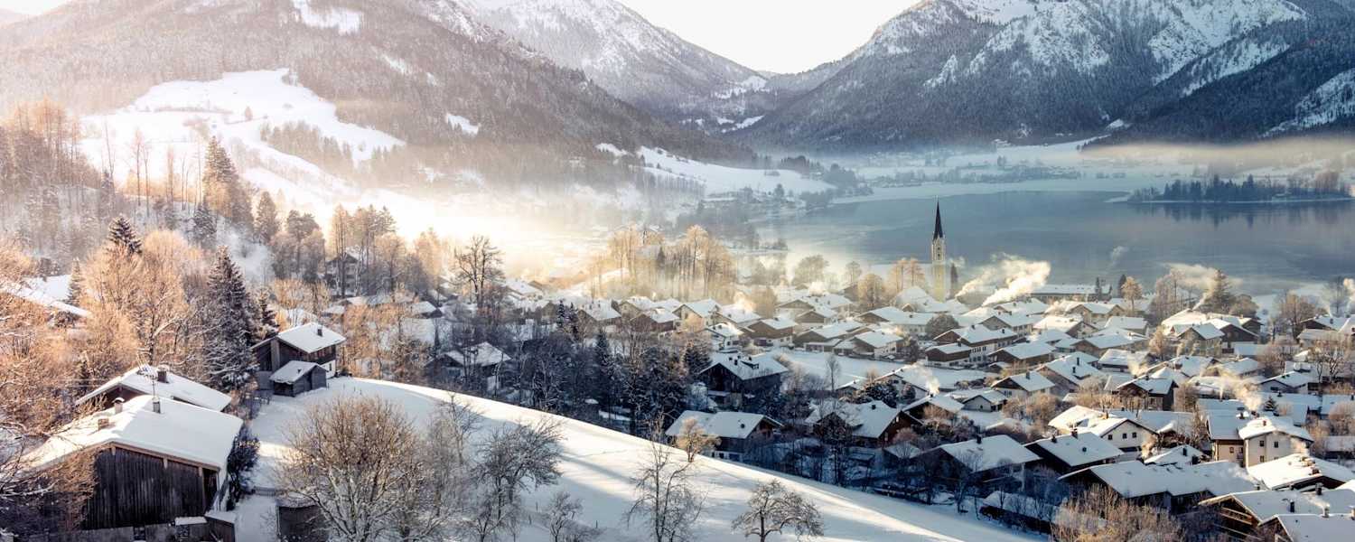 Blick auf den Ort Schliersee, den See und die Berge im Hintergrund