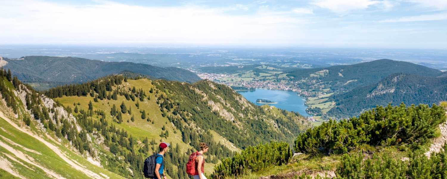 Bergsteiger unterwegs am Wanderweg.