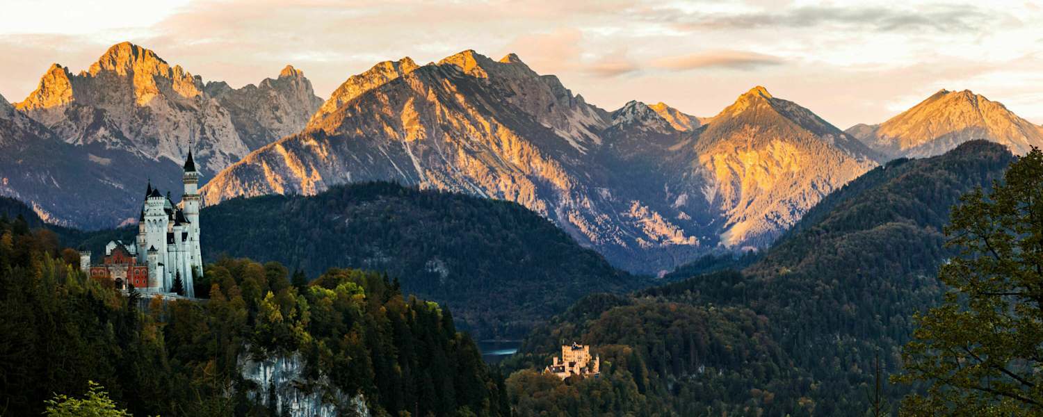 Blick ins Allgäu in Bayern: Schloss Neuschwanstein im Morgenlicht