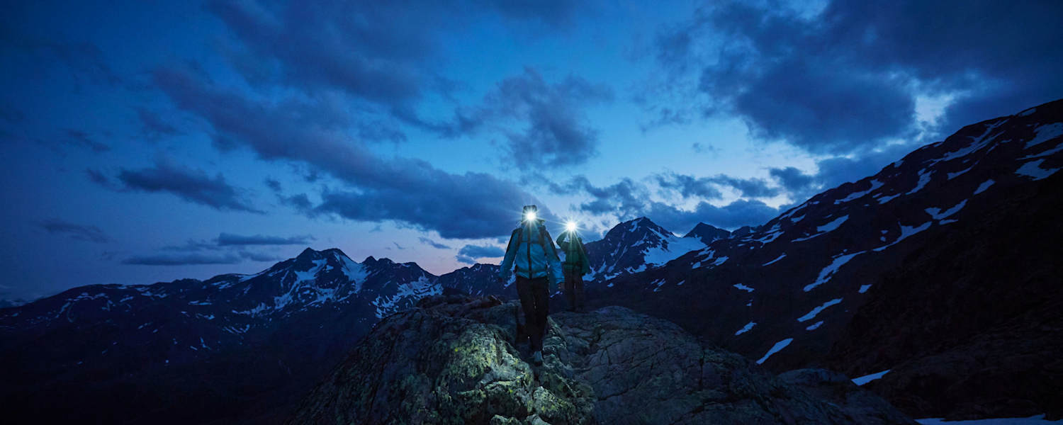 Bergwanderer bei Nacht im Südtiroler Schnalstal