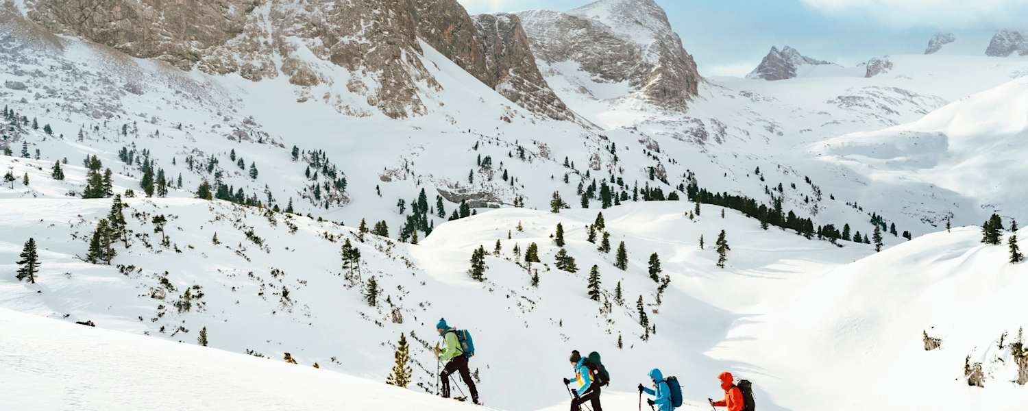 Schneeschuhwanderer auf den unbefleckten Wegen des Dachsteins.