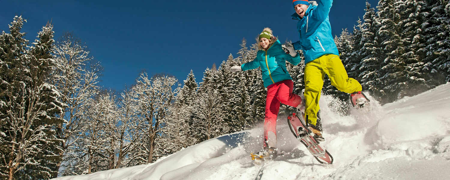 Winterfreuden: Schneeschuhwanderer in Altenmarkt-Zauchensee in Salzburg
