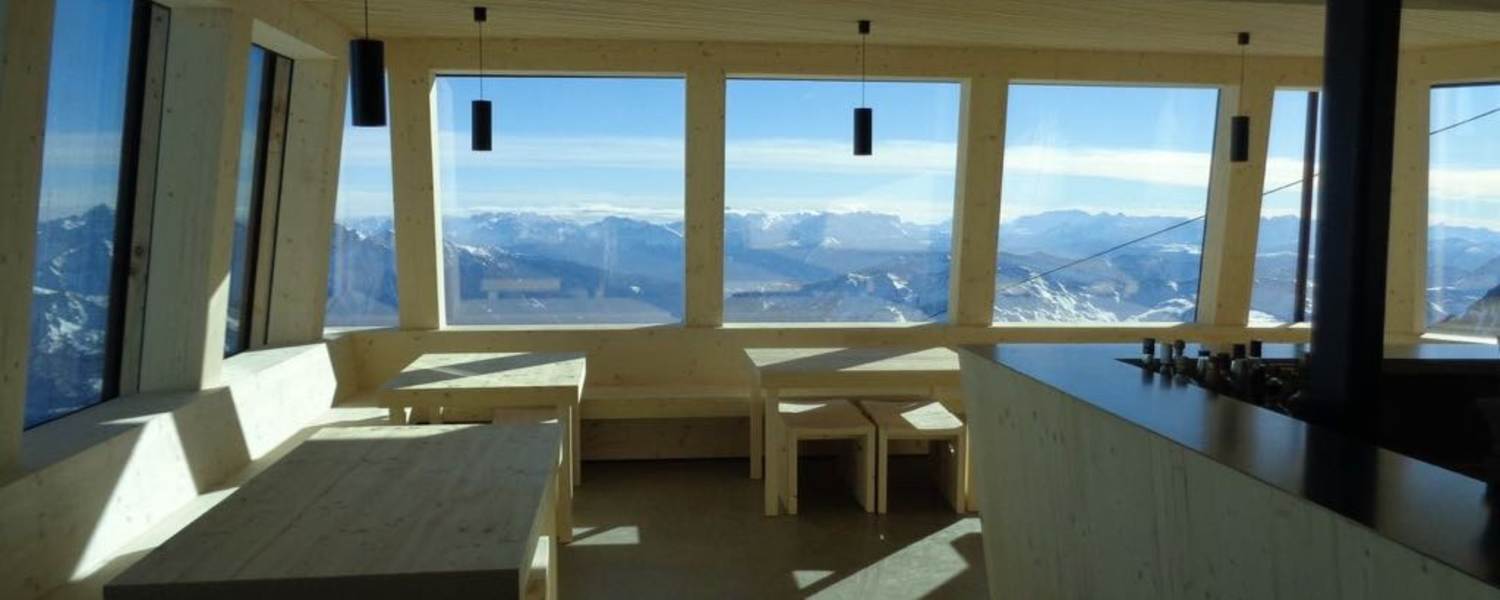 Vom Gastraum der Schwarzensteinhütte genießt man den Blick über die Wolken.