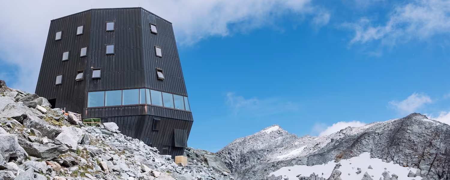 Die Schwarzensteinhütte auf 3.026 m in den Zillertaler Alpen