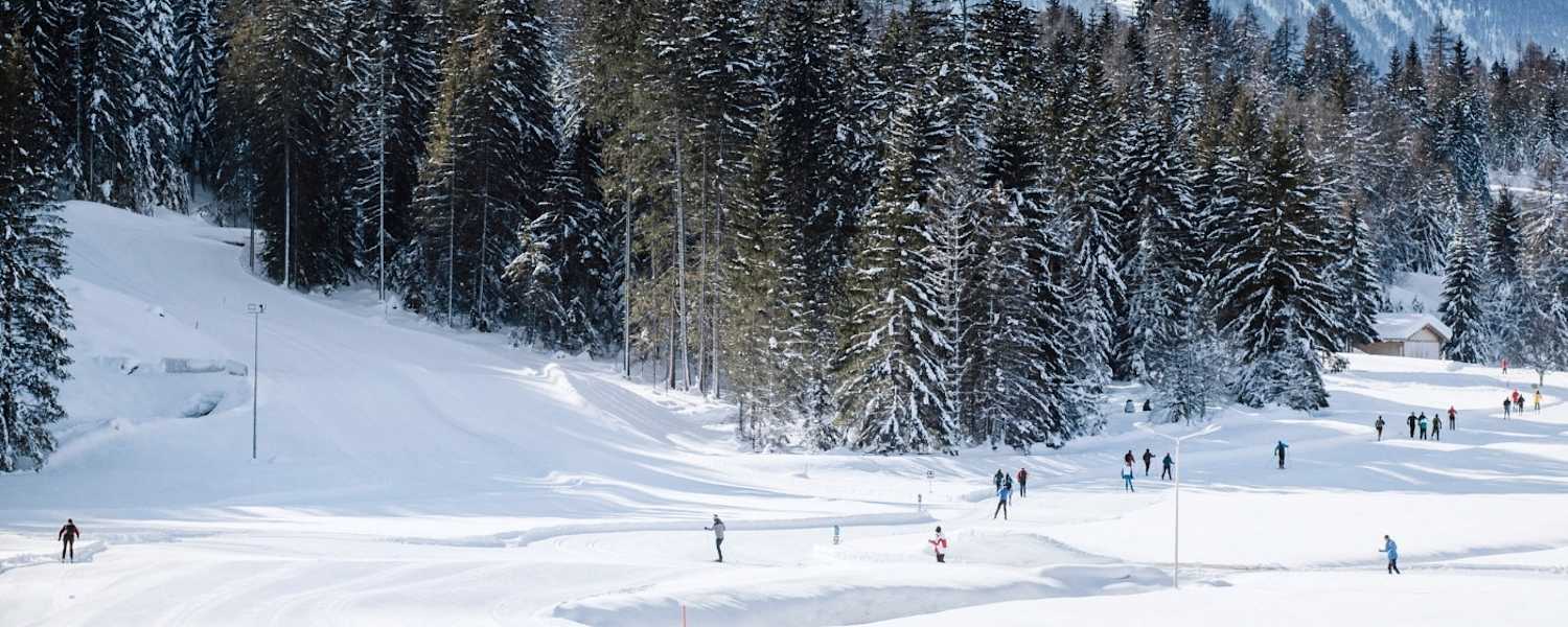 Sportler beim Skating am See.