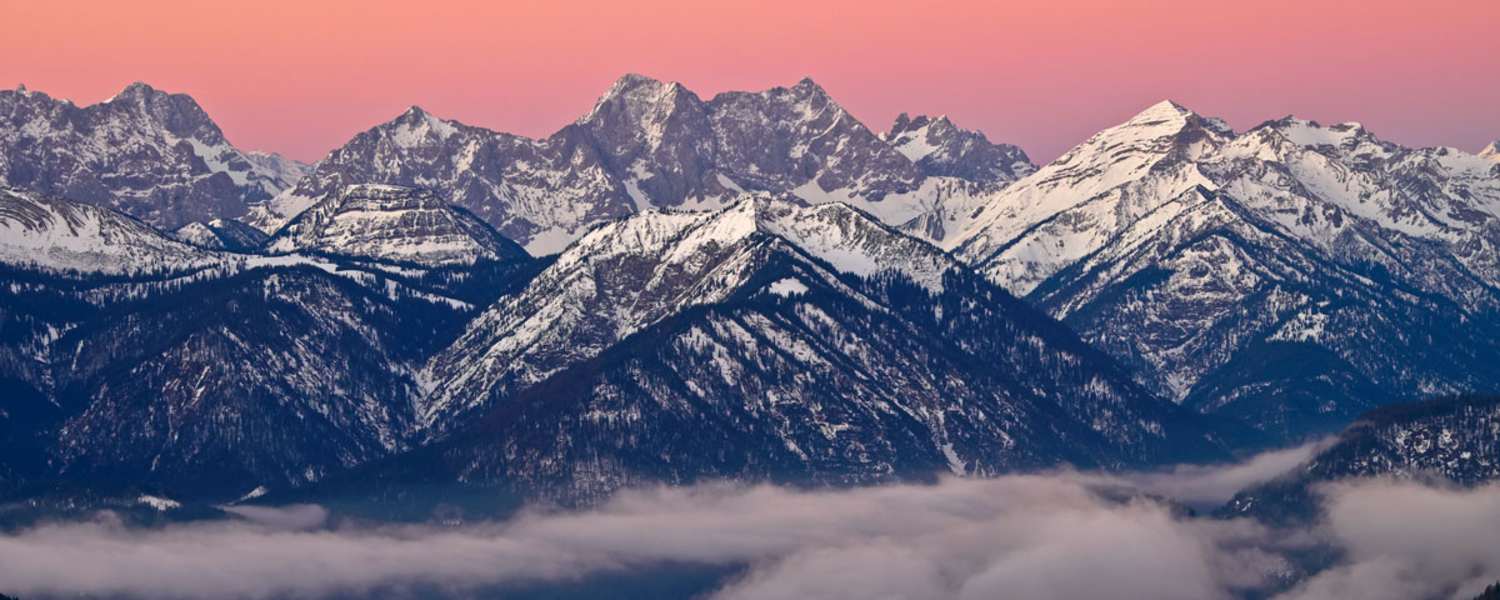 So könnten die Bayerischen Voralpen dieses Wochenende aussehen: Blick vom Seekarkreuz auf die Hochkarspitze, den Wörner, die westliche Karwendelspitze und Soiernspitze