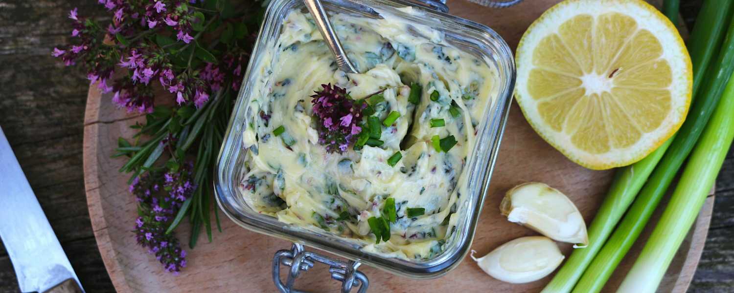 Selbstgemacht: Kräuterbutter aus heimischen Wildkräutern