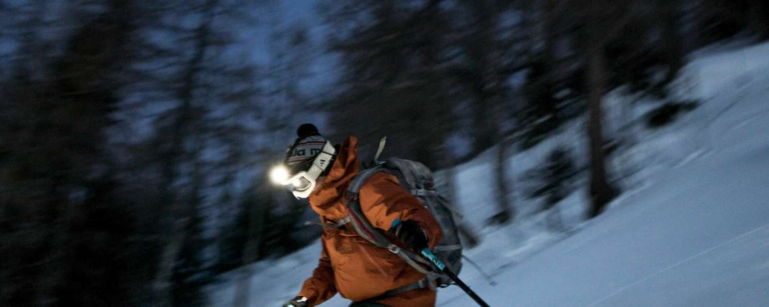 Eine Stirnlampe sollte bei einer nächtlichen Skitour immer dabei sein