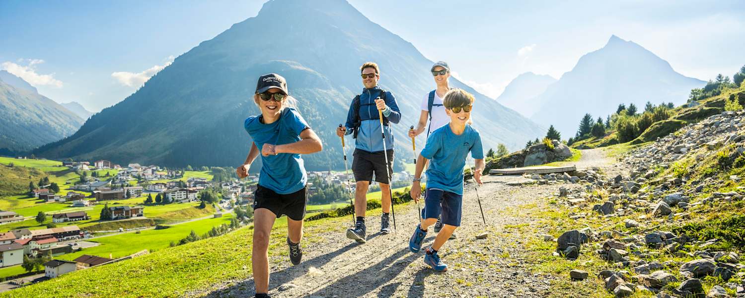 Eine Familie wandert in Paznaun Ischgl.