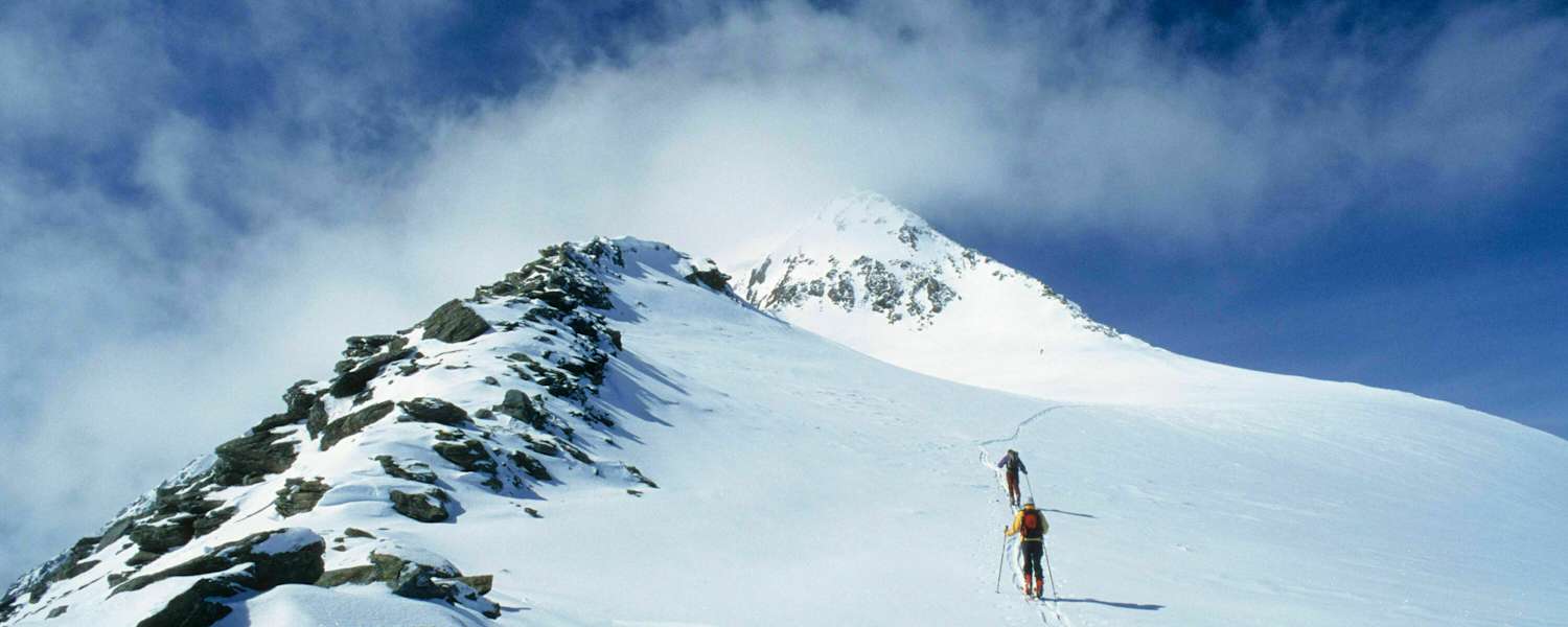 Skitourengeher am Similaun im Schnalstal an der Grenze von Tirol und Südtirol