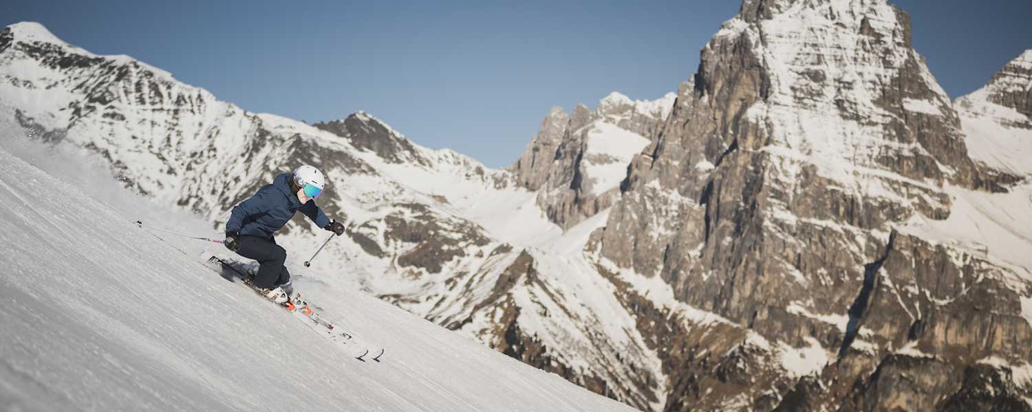 Schifahren in Ladurns in Südtirol mit Bergmassiv im Hintergrund.