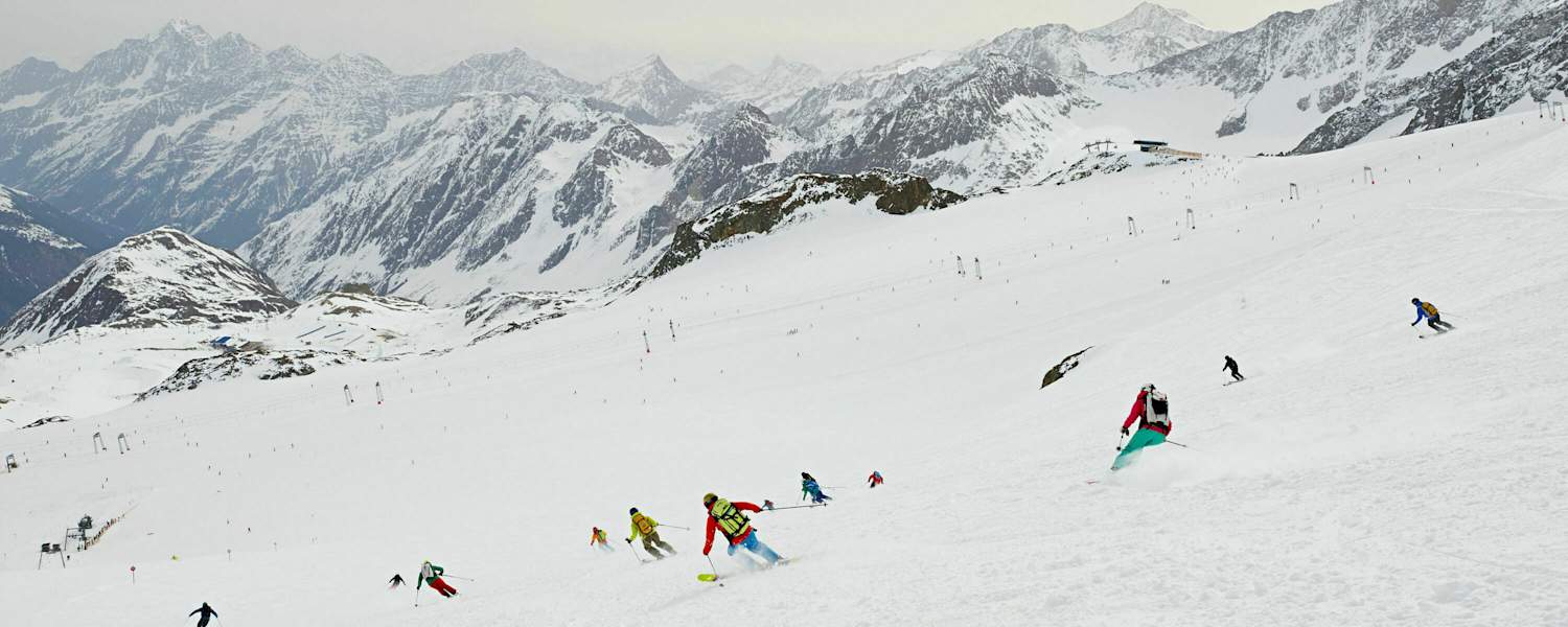 Skifahrer am Stubaier Gletscher in Tirol