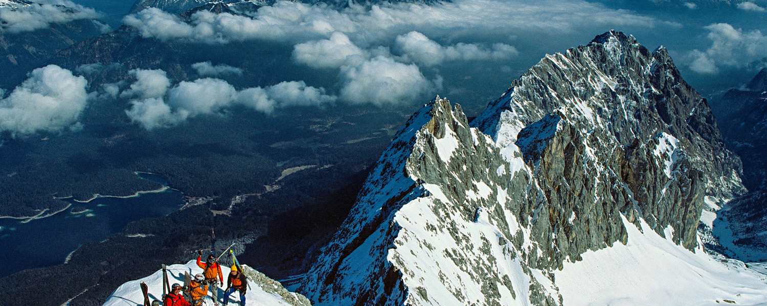 Skifahrer vor Abfahrt von der Zugspitze