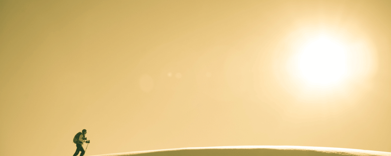 Mystische Lichtstimmung, während dem Aufstieg zur Rauthütte oberhalb von Seefeld in Tirol