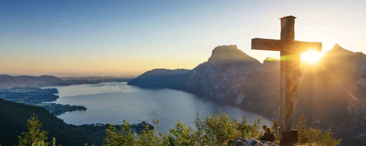 Blick vom Kleinen Sonnstein über den Traunsee im oberösterreichischen Salzkammergut 