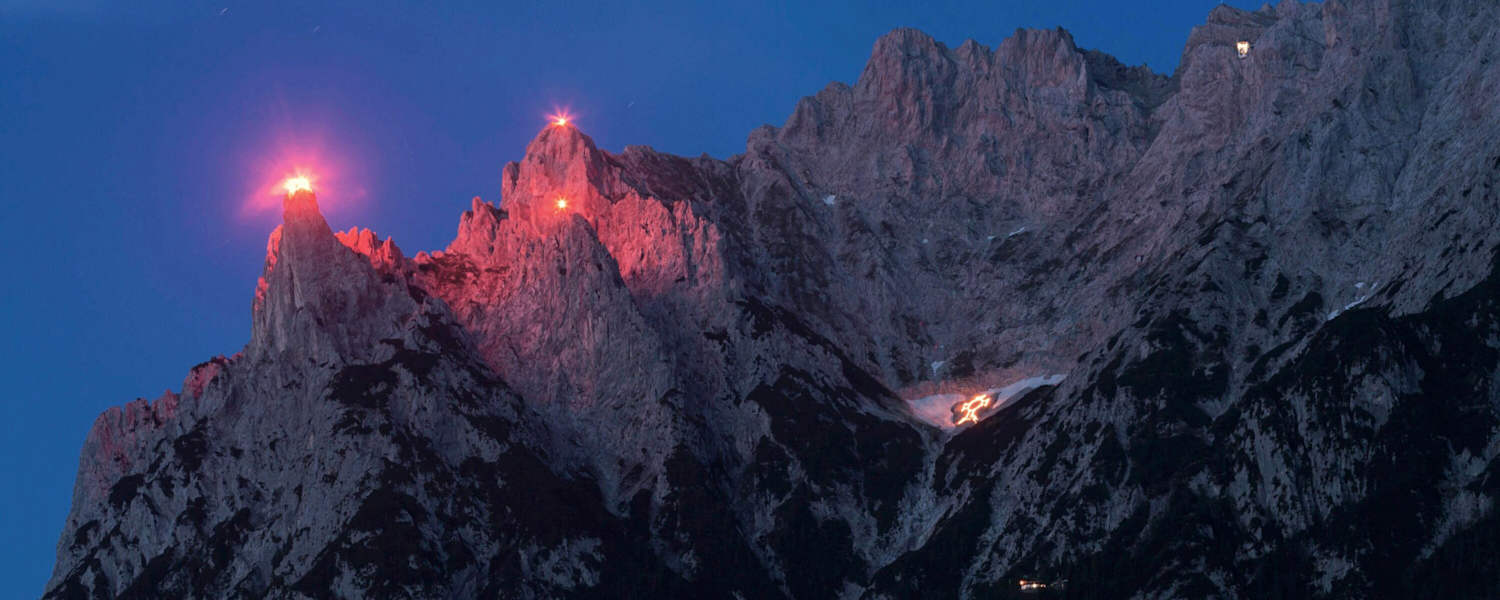 Sonnwendfeuer: Blick aus Mittenwald in Bayern ins Karwendel